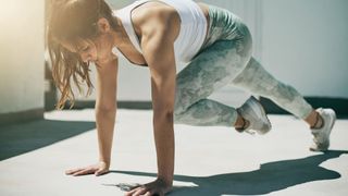 Woman doing mountain climber exercise