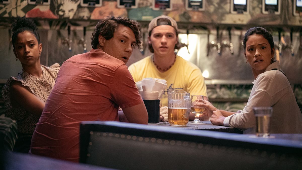 Ashley, Brannagan, Little, and Mack look shocked at something off-screen in Netflix&#039;s Players movie