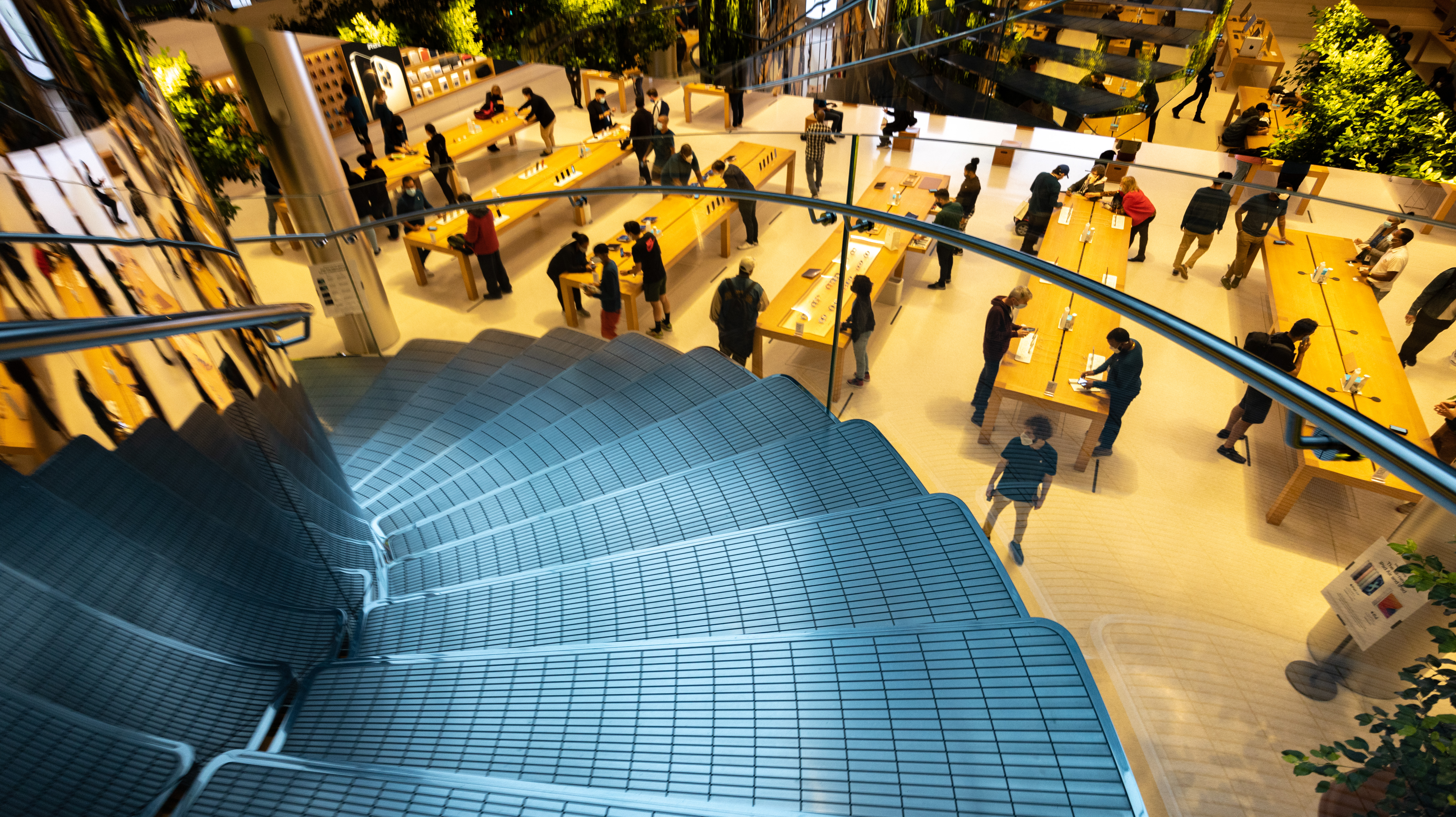 Apple Store tables