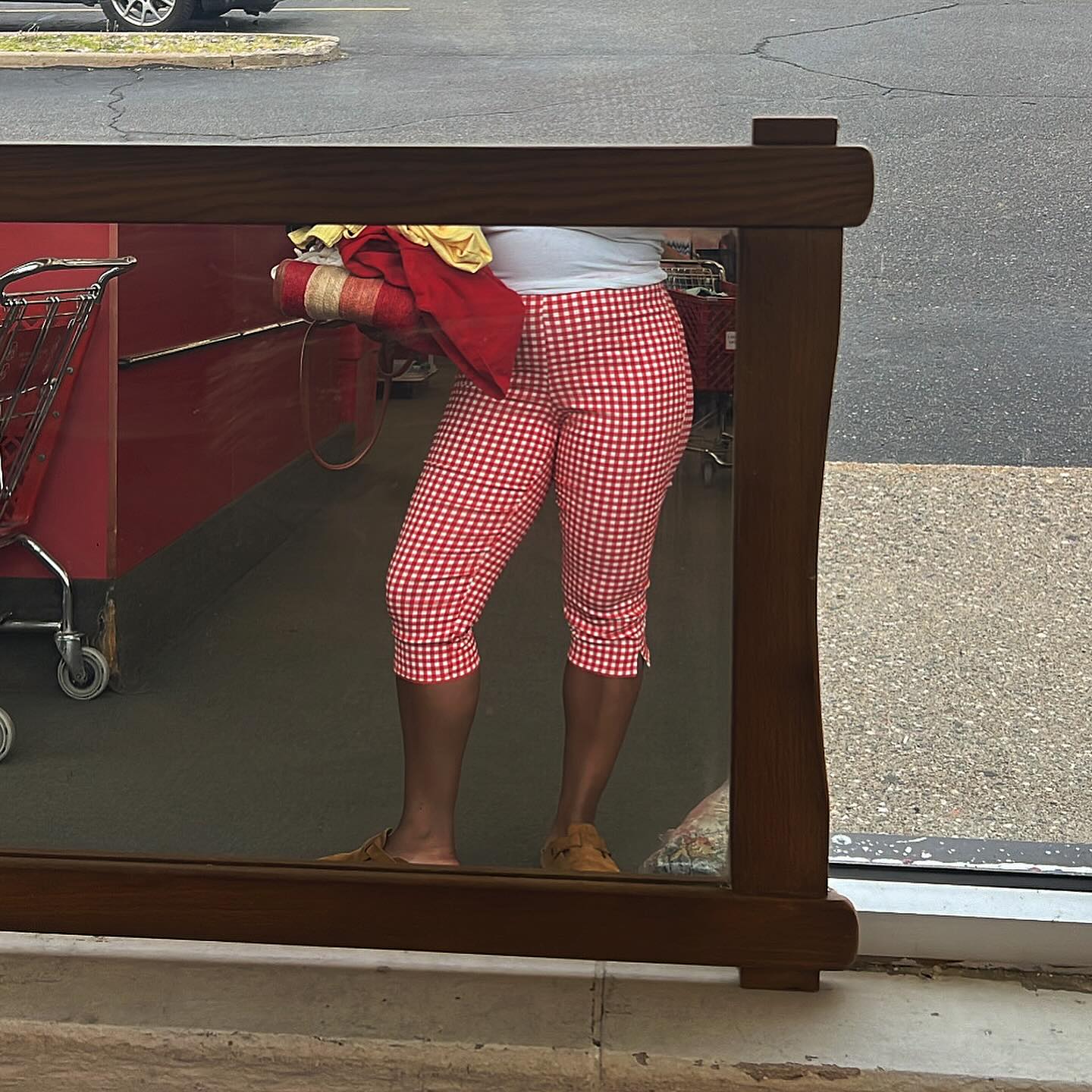 Influencer wears gingham capri pants