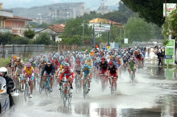 Alexandre Vinokourov (Astana) and Stefano Garzelli (Acqua &amp; Sapone) are some of the first members of the peloton to hit the waterworks