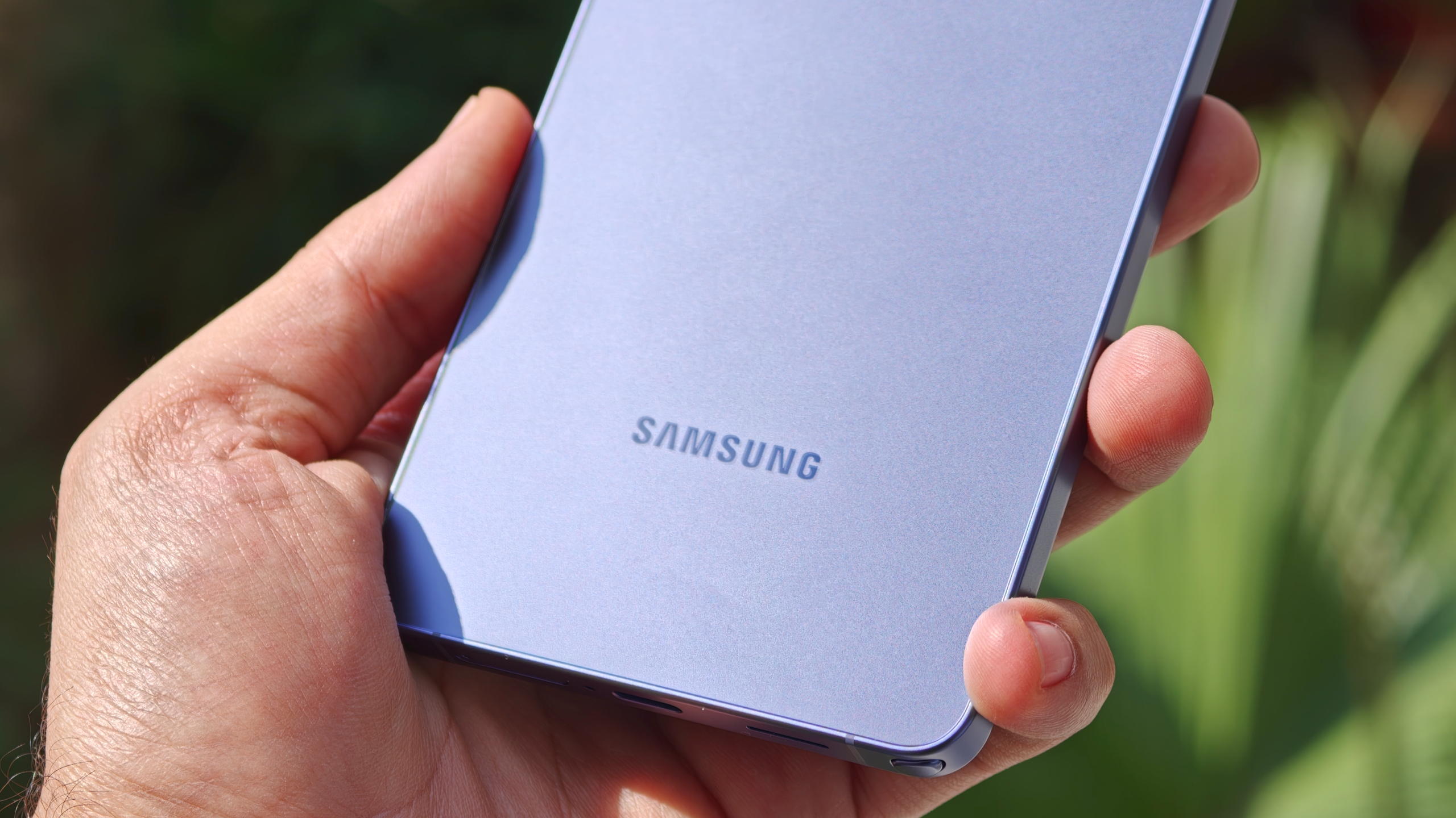 Samsung logo on the back of a Samsung Galaxy phone