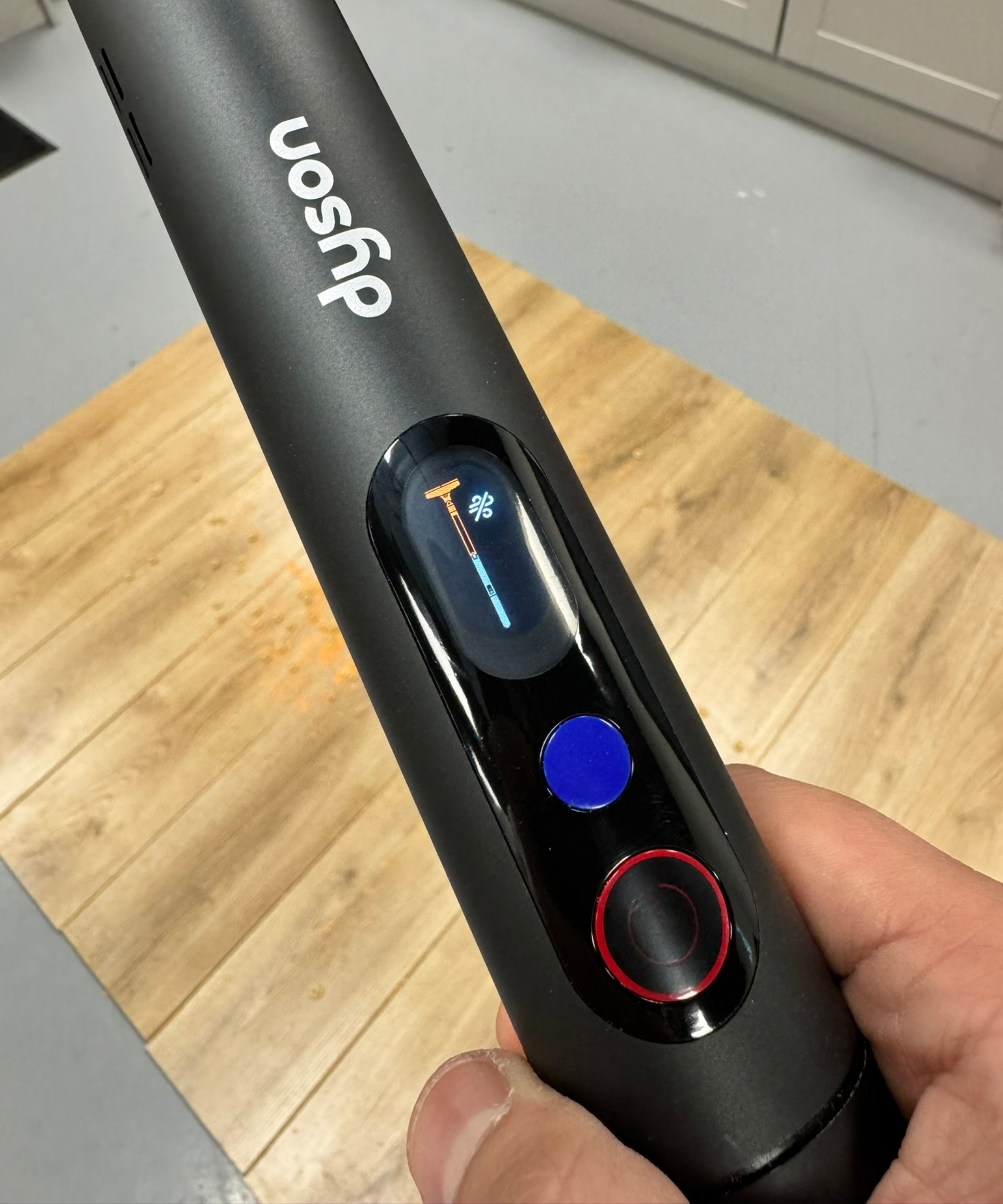 Small screen on the Dyson PencilVac Fluffycones vacuum cleaner, showing that there's an air blockage in the bottom half of the vacuum.