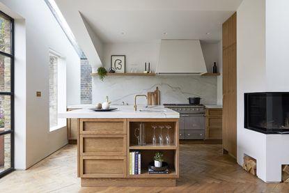 How to organize a kitchen with a bright kitchen with an island in the middle of the room