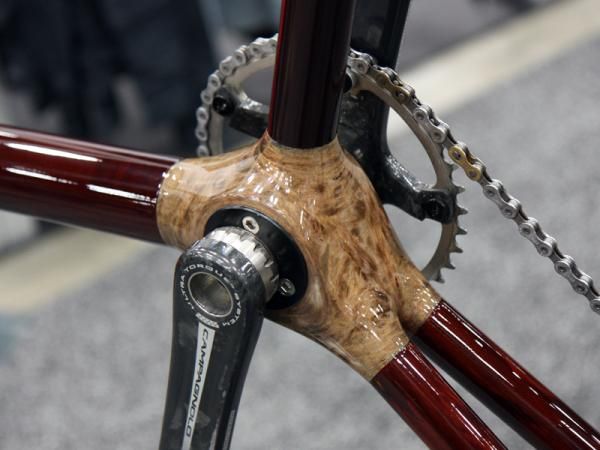 The eccentric bottom bracket shell is wrapped with hemp fiber.