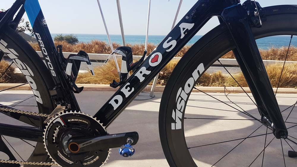 The team uses Elite bottle cages