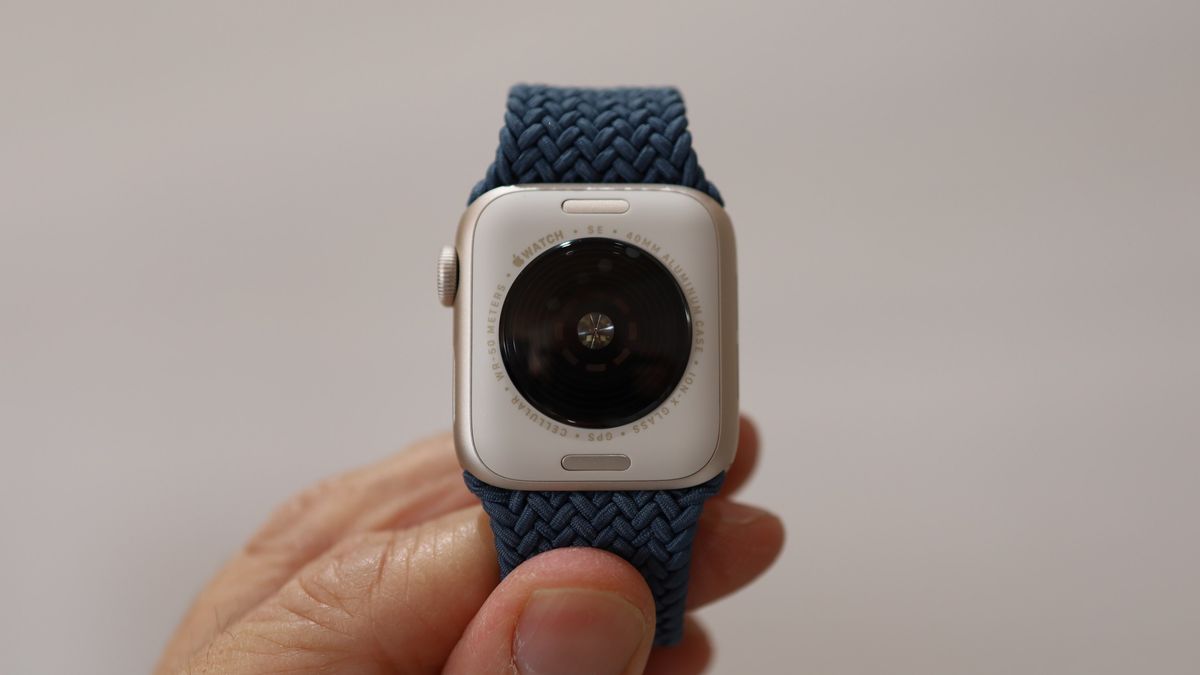 Apple Watch SE 3 in person