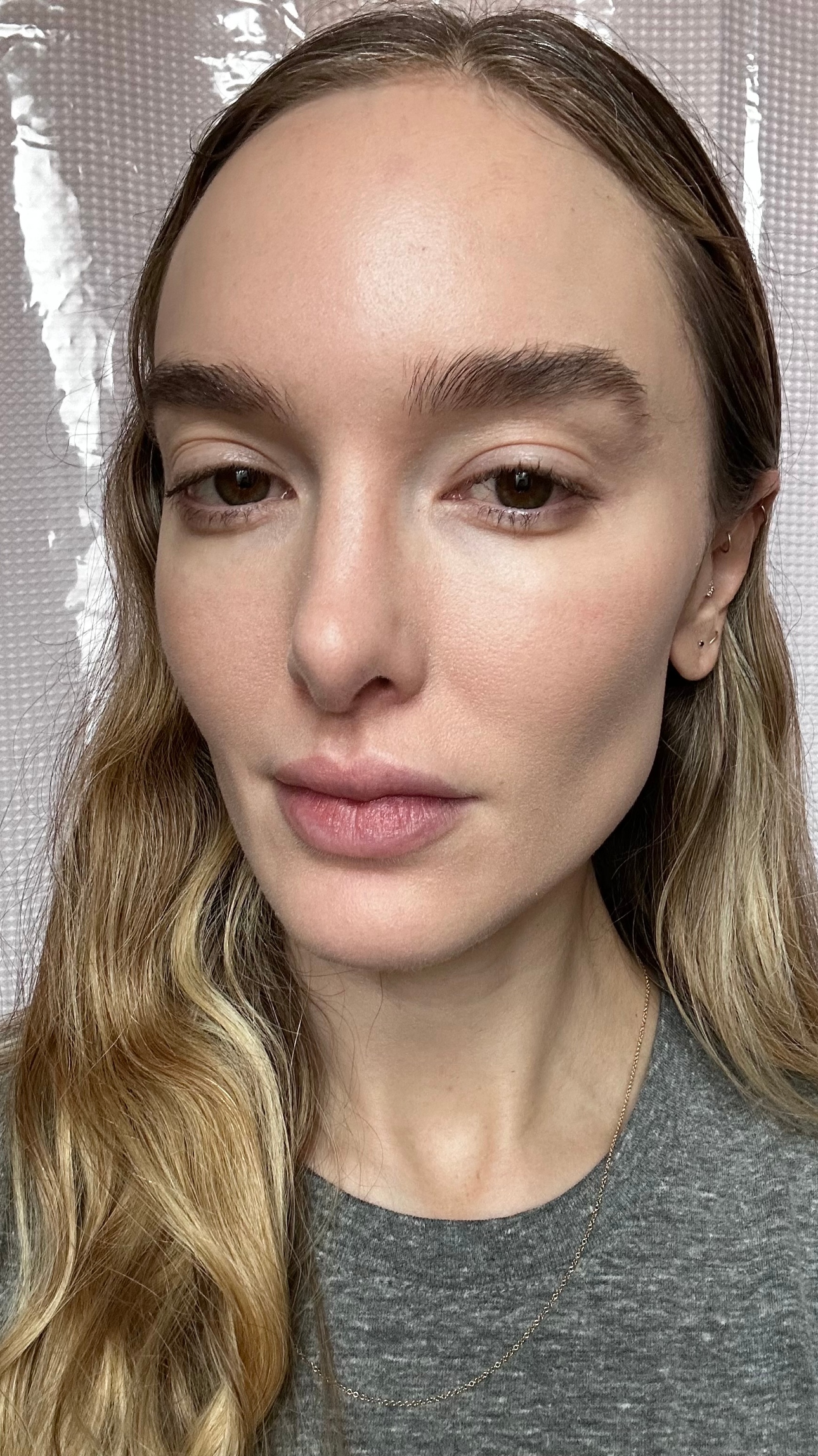 Hannah Baxter wearing foundation