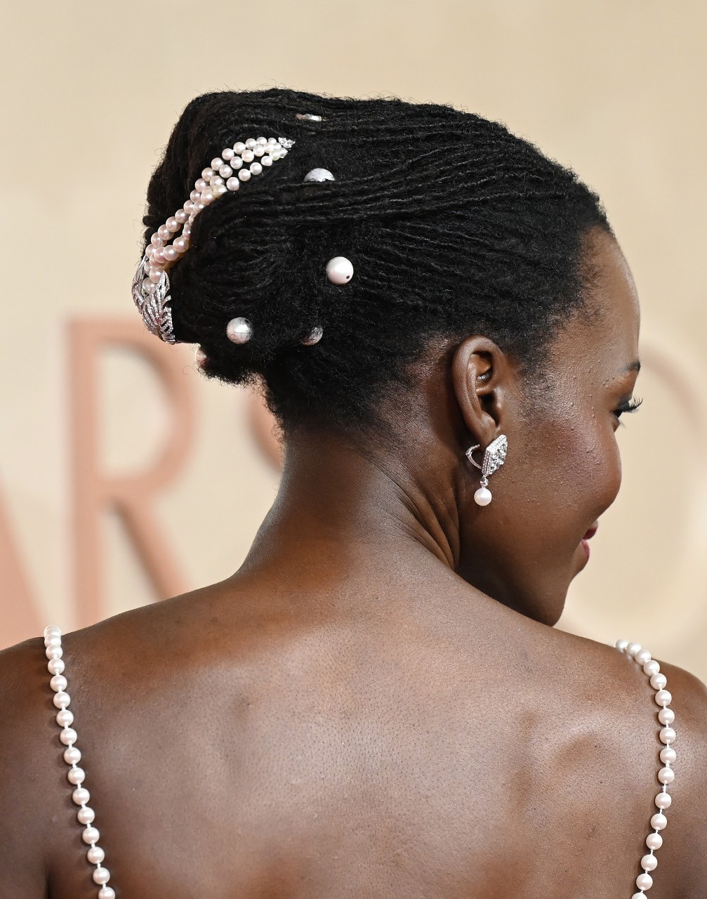 lupita nyong&#039;o with pearls in her hair