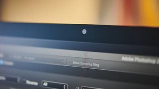Studio Display topkant med webkamera