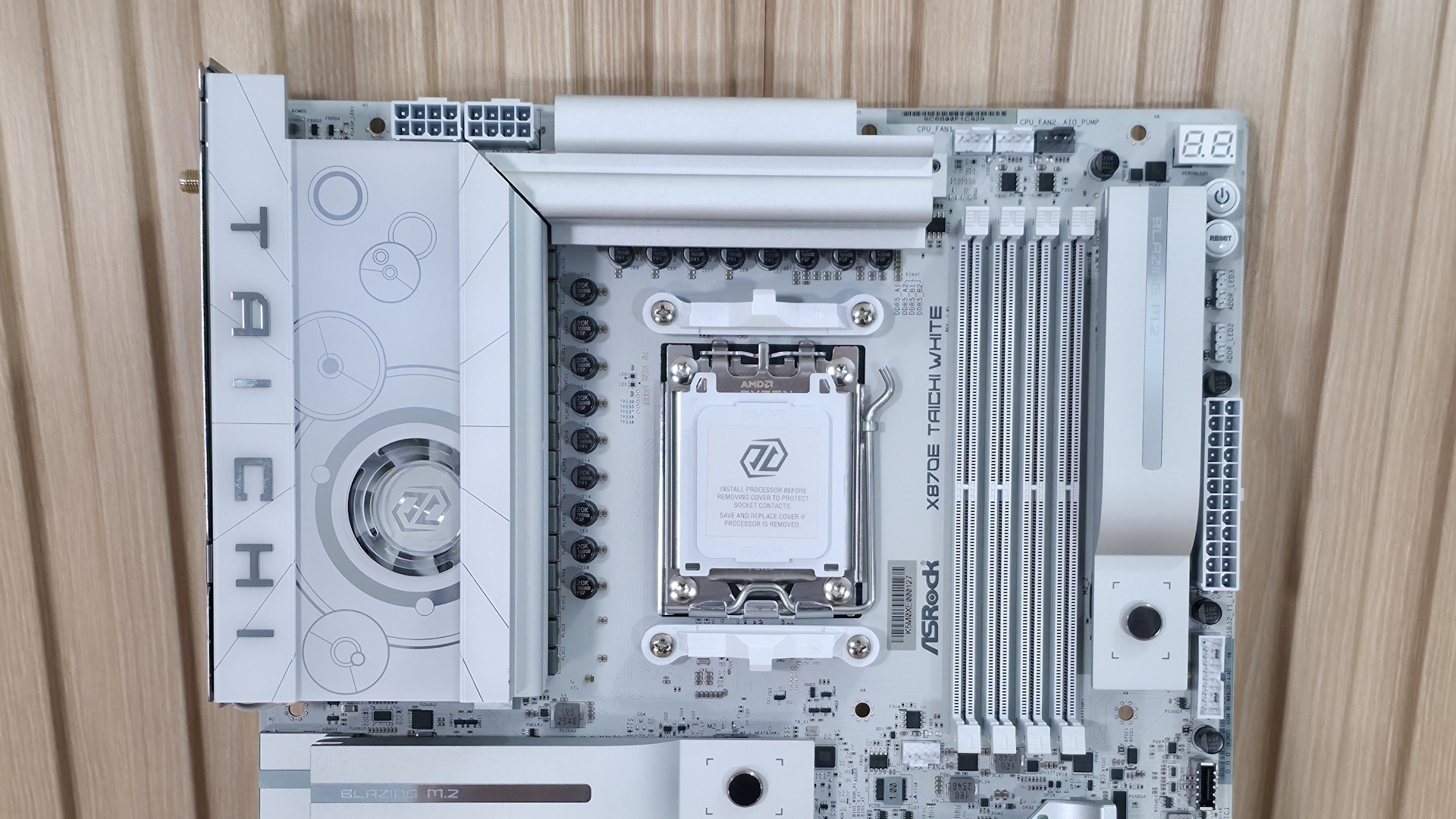 ASRock X870E Taichi White - Top half