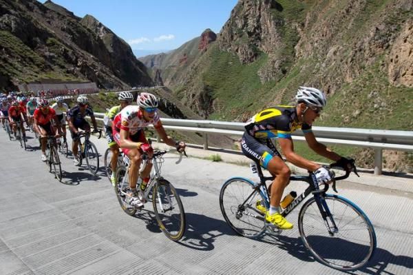 Mykhaylo Kononenko (Ukraine) leads a large group through the lamuxia gorge.