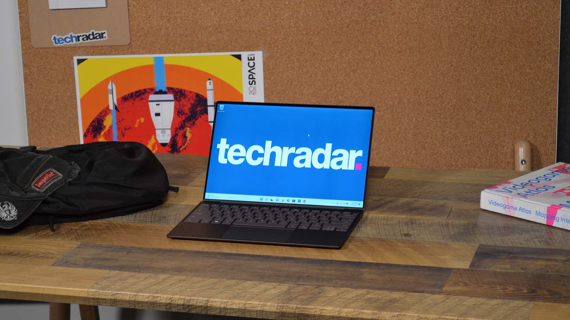 A Dell XPS 13 (2022) on a wooden table