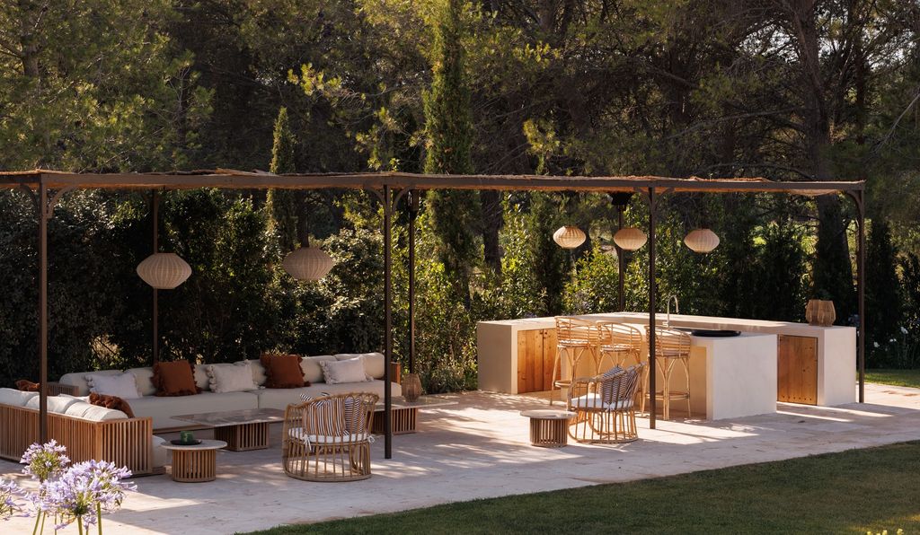 5 Covered Outdoor Kitchen Ideas for All Weather Backyards | Livingetc