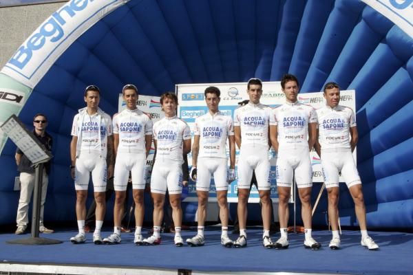 The Acqua e Sapone team bid farewell at the GP Beghelli. The sponsor will not continue.