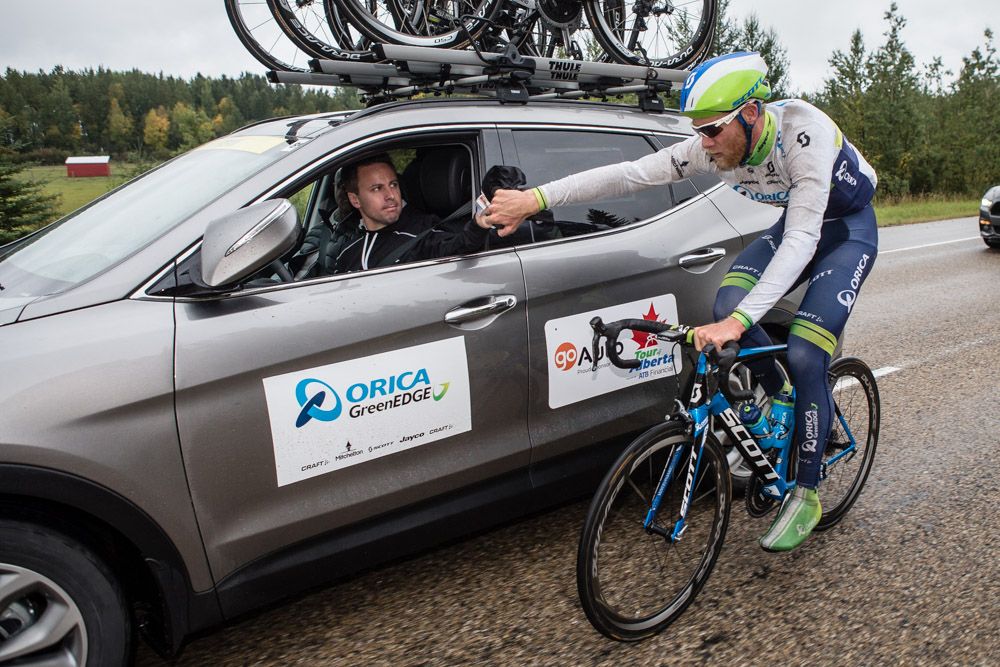 Jens Mouris (Orica-GreenEdge) gets more clothing from the team car