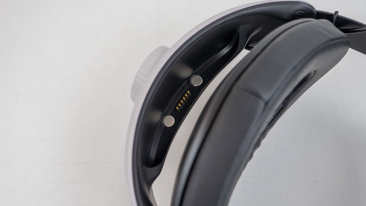 The magnetic battery pins in the GeekVR Q2 Pro
