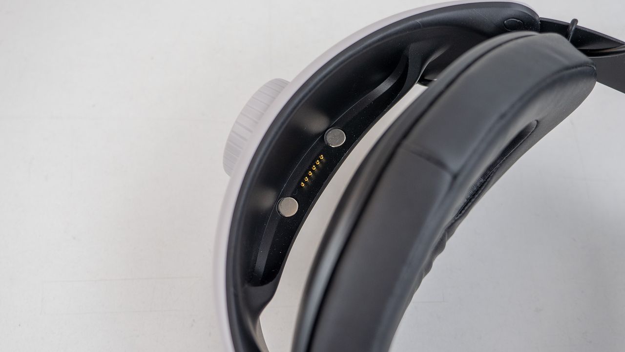 The magnetic battery pins in the GeekVR Q2 Pro