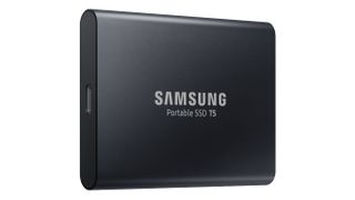 En Samsung Portable SSD T5 mot en hvit bakgrunn.