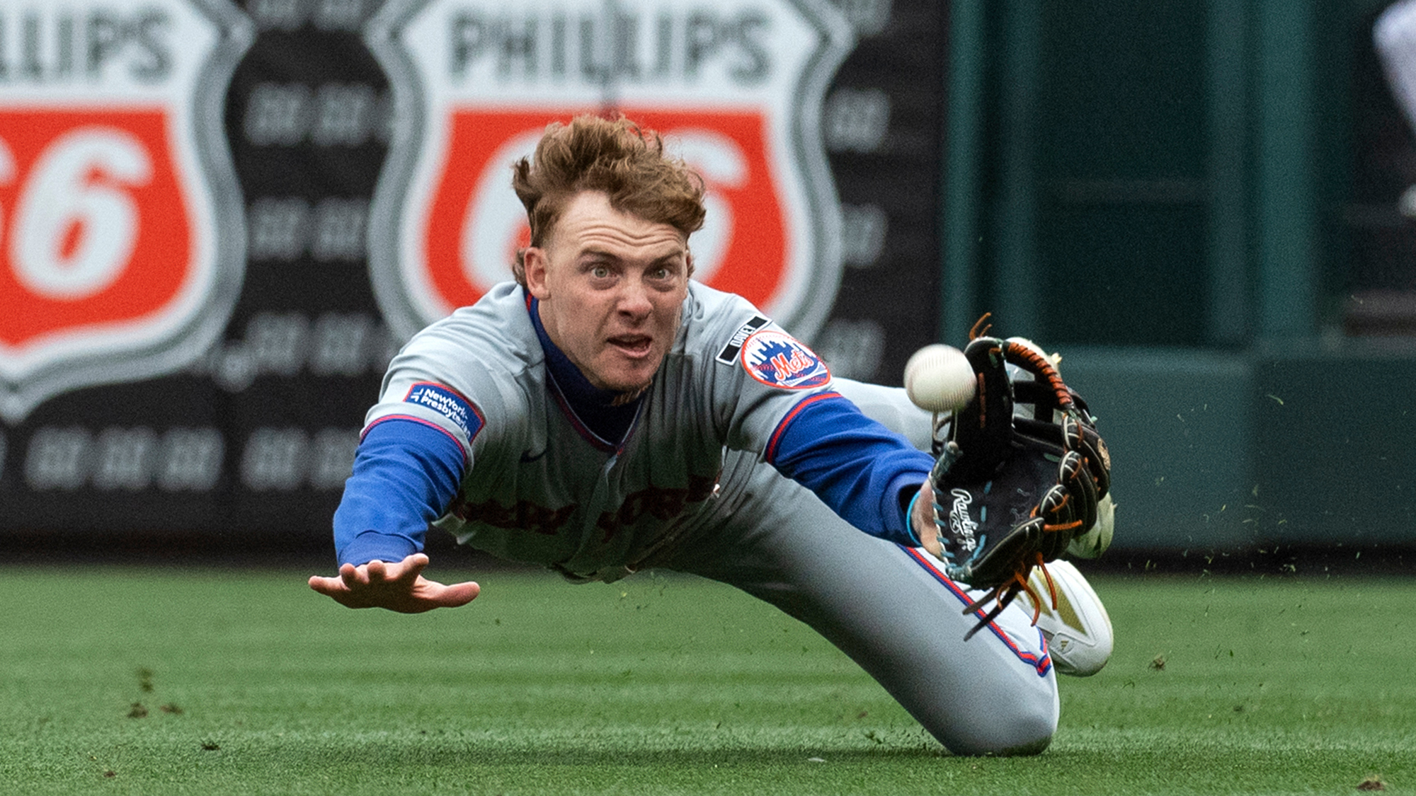 New York Mets' right fielder Carson Benge dives to catch a fly ball during the 11th inning of a game against the St. Louis Cardinals in St. Louis, United States