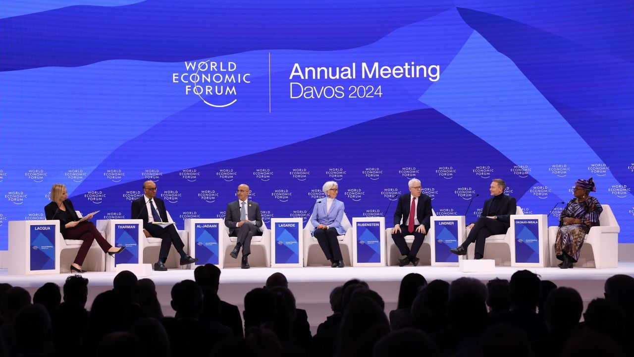 Francine Lacqua, editor-at-large and anchor for Bloomberg Television, Tharman Shanmugaratnam, Singapore&#039;s president, Mohammed Al-Jadaan, Saudi Arabia&#039;s finance minister, Christine Lagarde, president of the European Central Bank (ECB), David Rubenstein, co-founder of the Carlyle Group LP, Christian Lindner, Germany&#039;s finance minister, Ngozi Okonjo-Iweala, director-general of the World Trade Organization (WTO), left to right, during The Global Economic Outlook panel session on the closing day of the World Economic Forum (WEF) in Davos