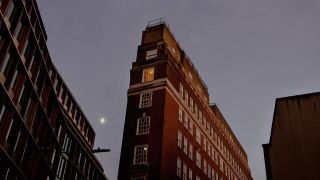 使用尼康 Nikkor Z 24-105mm f/4-7.1 鏡頭拍攝的夜間建築物的示例圖像