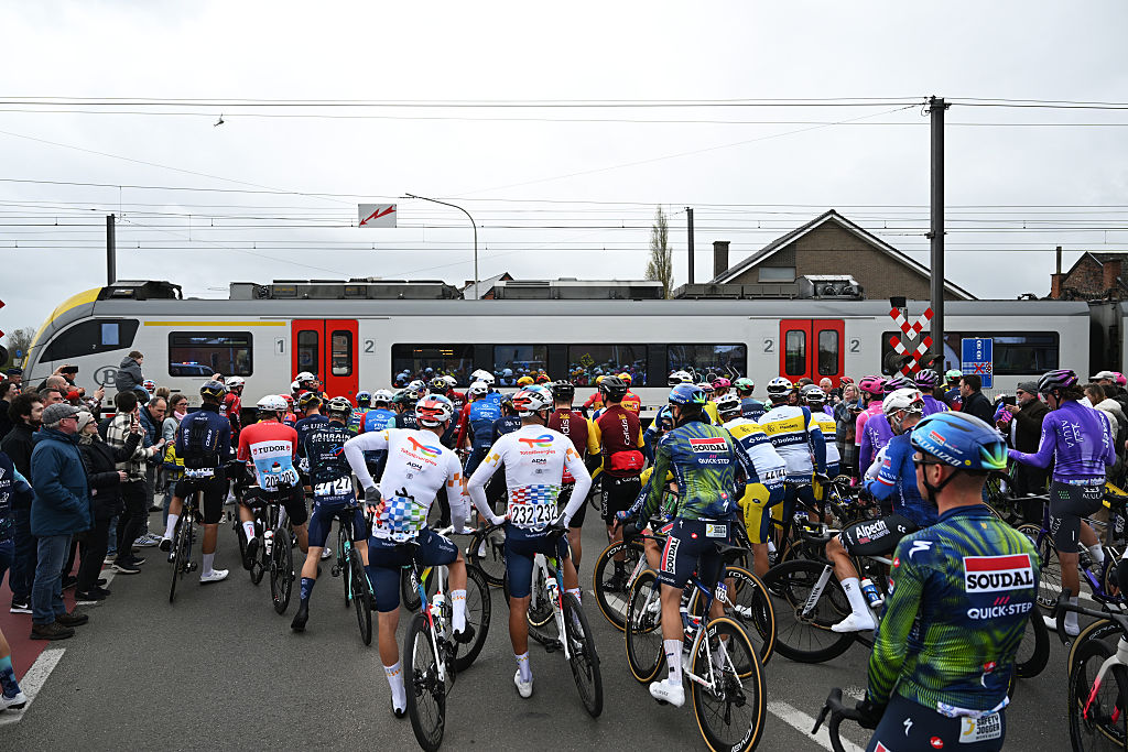 Investigation identifies 54 riders as skipping level crossing red signal at Tour of Flanders