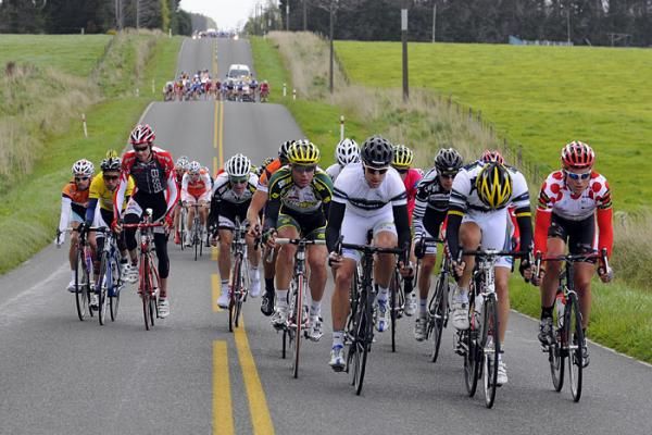 Strong wind created echelons in the peloton