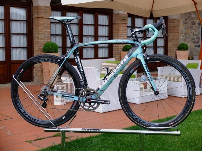 Another Oltre XR2 fitted with Campagnolo Super Record EPS also with an internal battery