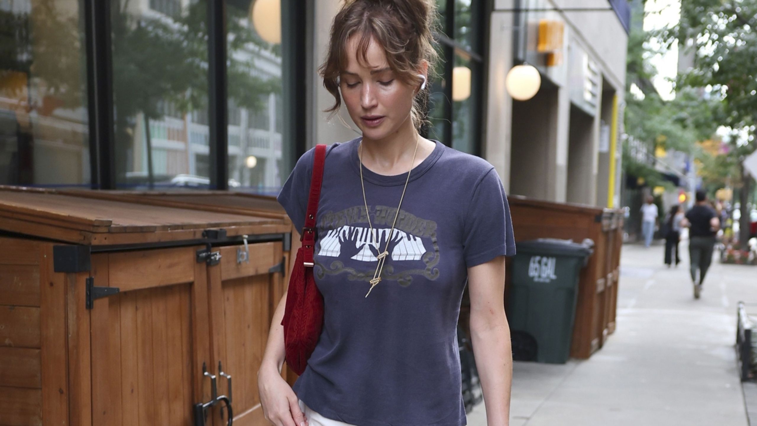 Don't Like Flip-Flops? Women in Their 30s and 40s Wear This Elegant Flat Sandal Instead