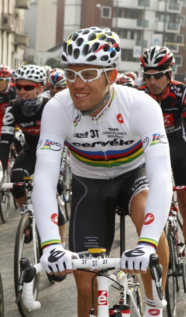 Thor Hushovd (Cervelo) rolls out of Milan in the rainbow jersey.