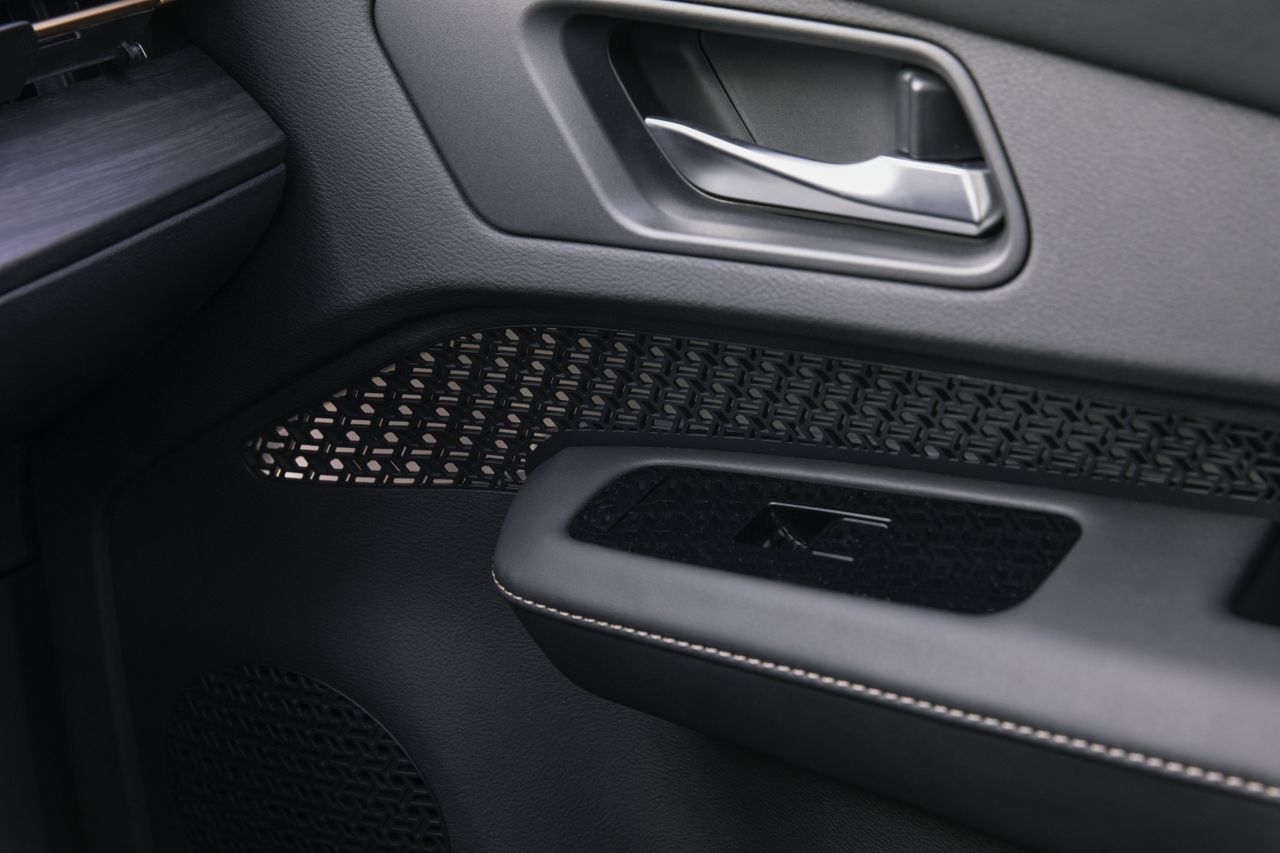 Nissan Ariya 2022 electric SUV &mdash; interior 4
