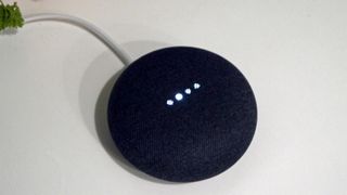 Vier Lichter erscheinen auf dem Home Mini, wenn er zuhört und nachdenkt (Bildnachweis: TechRadar)