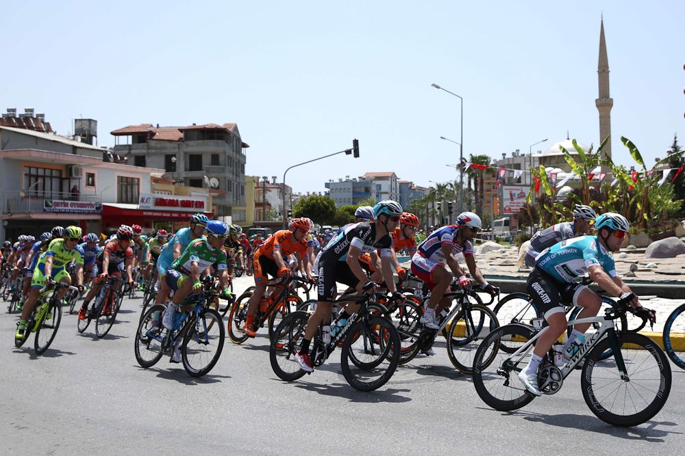 The peloton rolls toward the finish during stage 2.