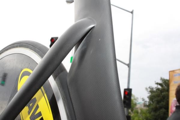 The unique stays pull away from the seat tube quickly in order to best influence airflow around the rear wheel.