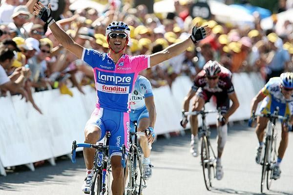 Daniele Bennati (Lampre-Fondital) comes in for the win.