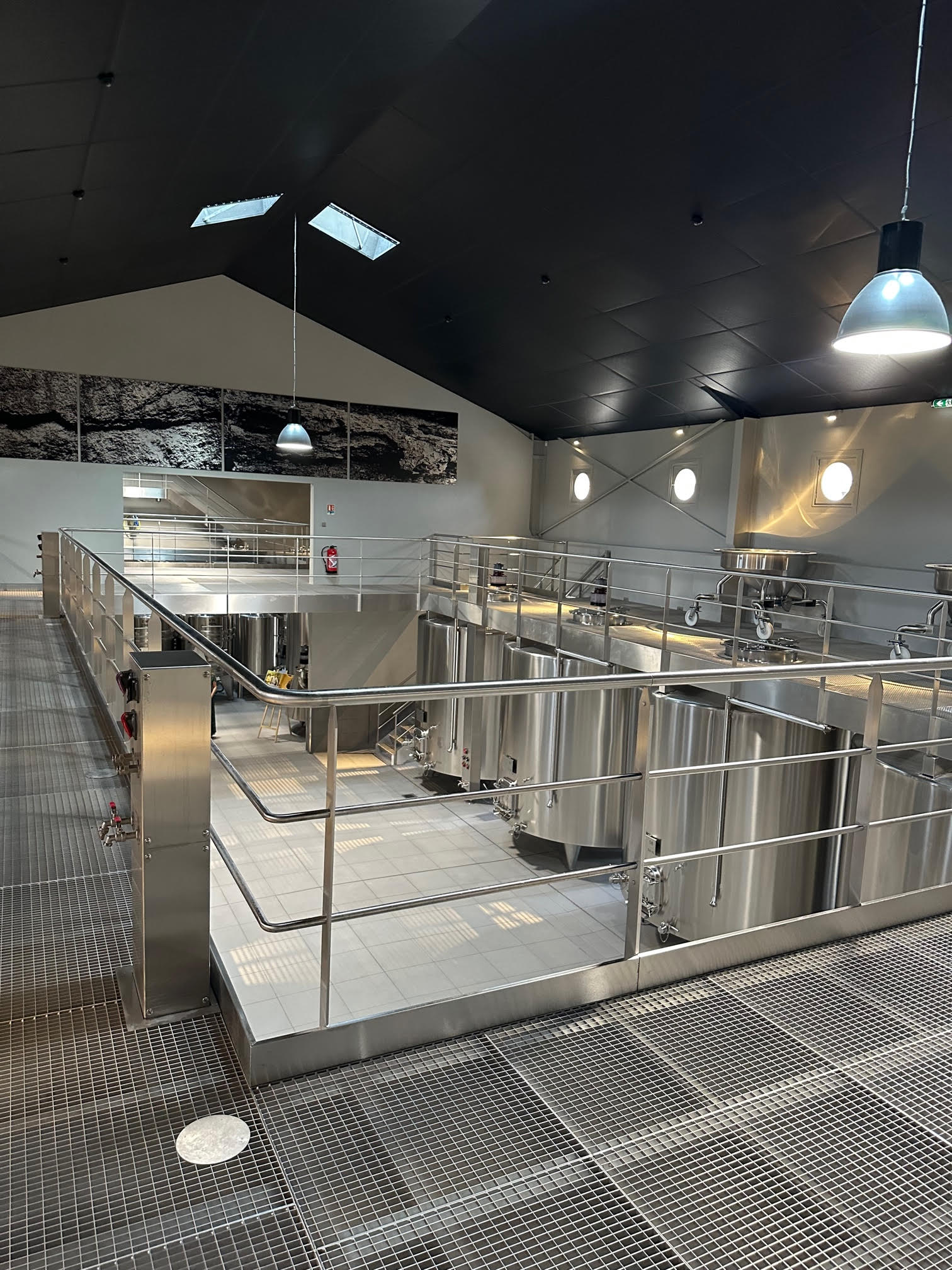 New stainless steel tanks at Ch&amp;acirc;teau Clarke