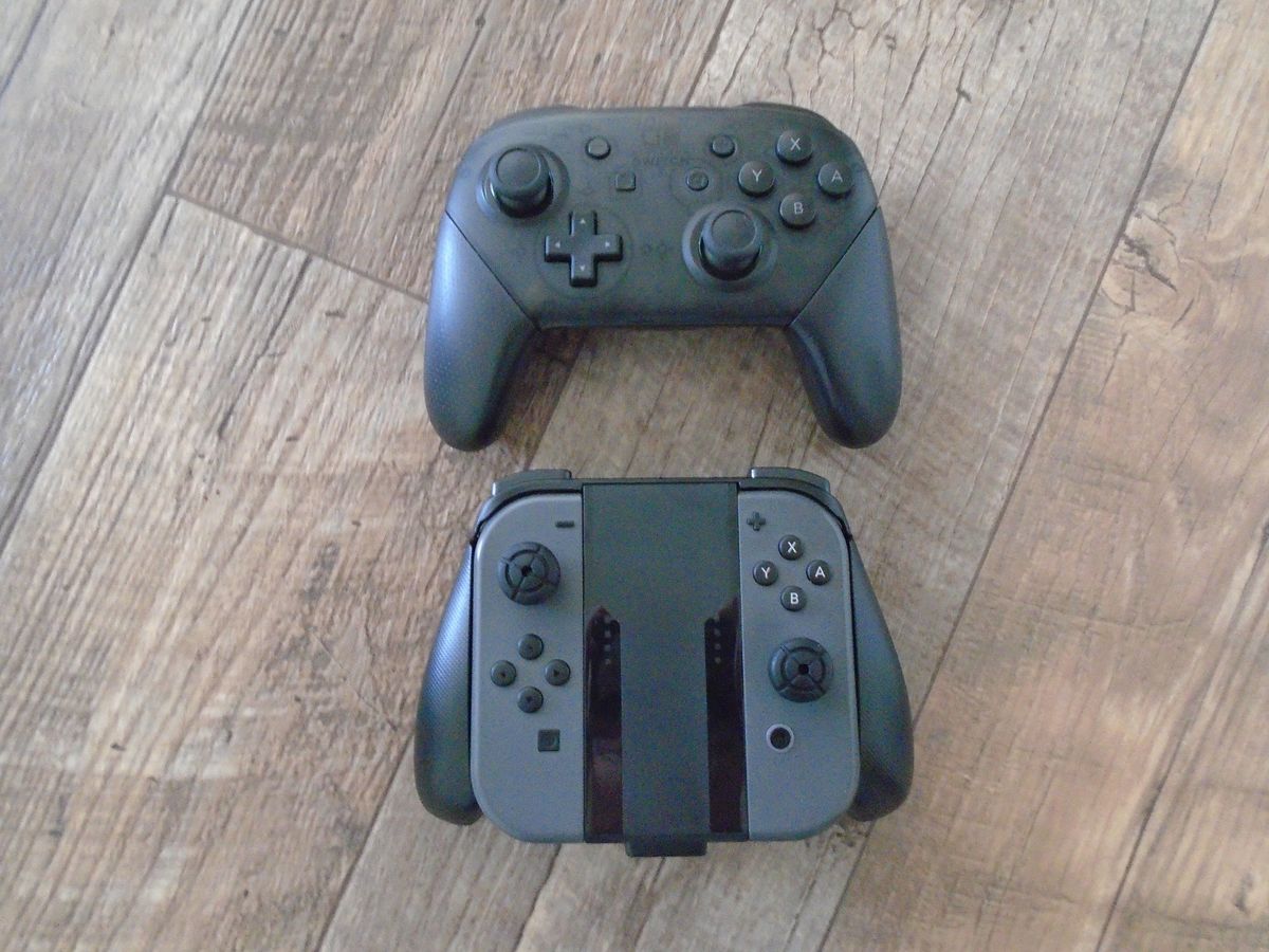 Nintendo Switch Pro JoyCon Charging Grip vs Pro Controller Which