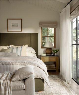 mcgee and co spring bedroom 2025 light neutral layers with a bench seat at the foot of the bed