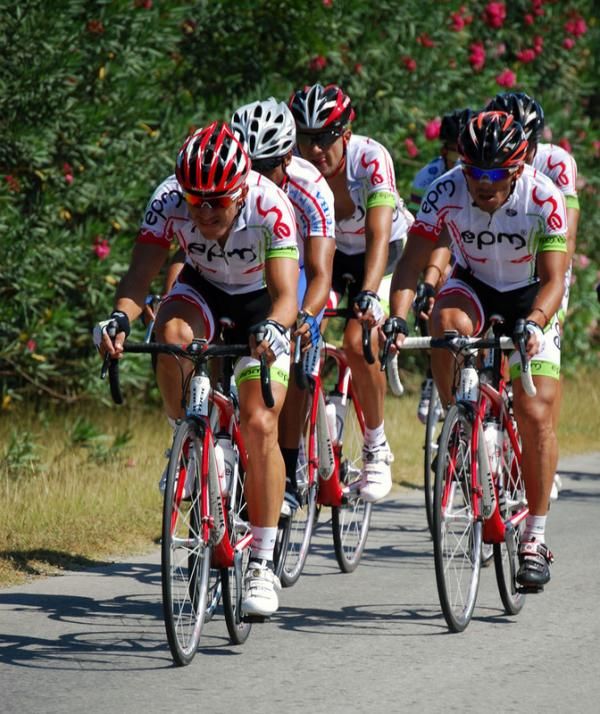 Edwar S. Ortiz (Colombia) drives the leaders.