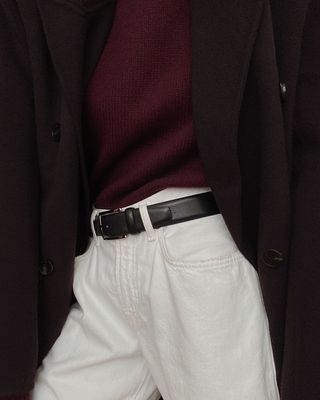 @modedamour wearing burgundy and white trousers