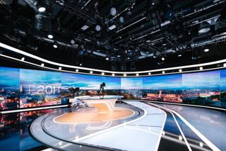 By integrating Planar CarbonLight CLI Series LED displays with Planar CarbonLight CLI Flex bendable LED modules, installers were able to build a large LED video wall with flat and curved segments in TF1’s Paris news studio.