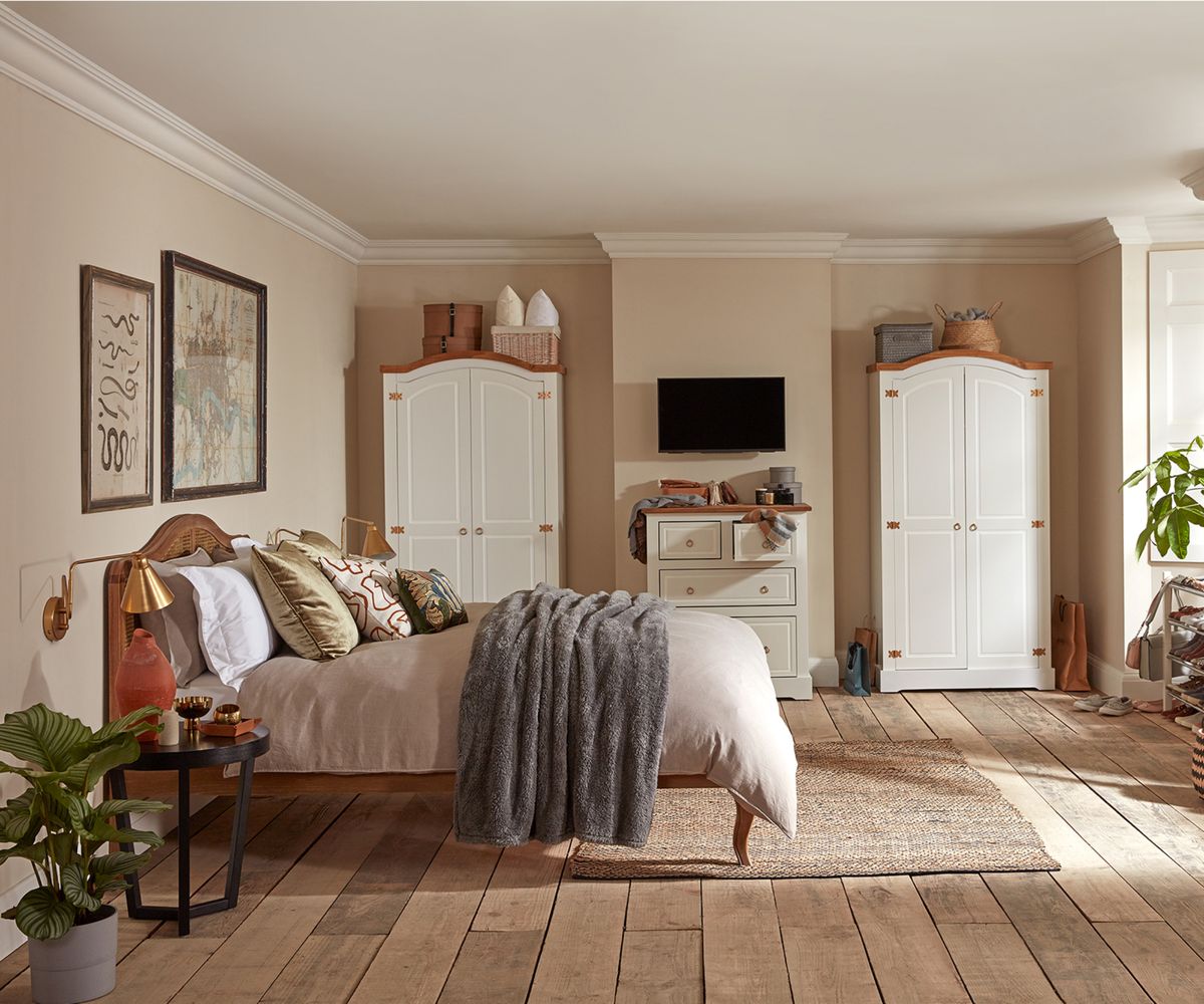 bedroom with two alcoves and freestanding wardobes in each