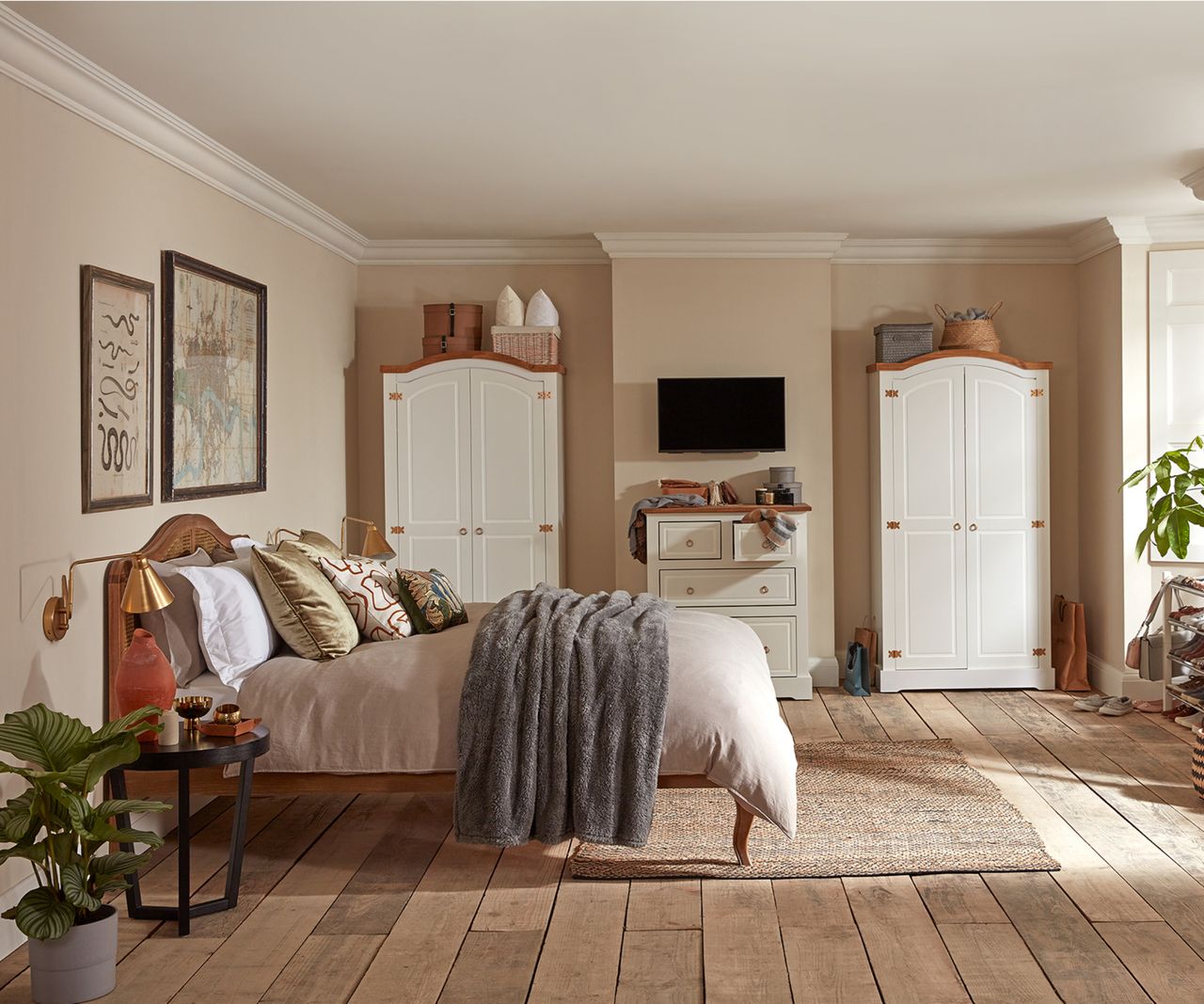 bedroom with two alcoves and freestanding wardobes in each