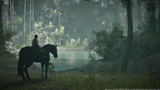 En bild från Shadow of the Colossus som visar huvudkaraktären som rider på en häst och blickar ut mot ett övervuxet tempel.