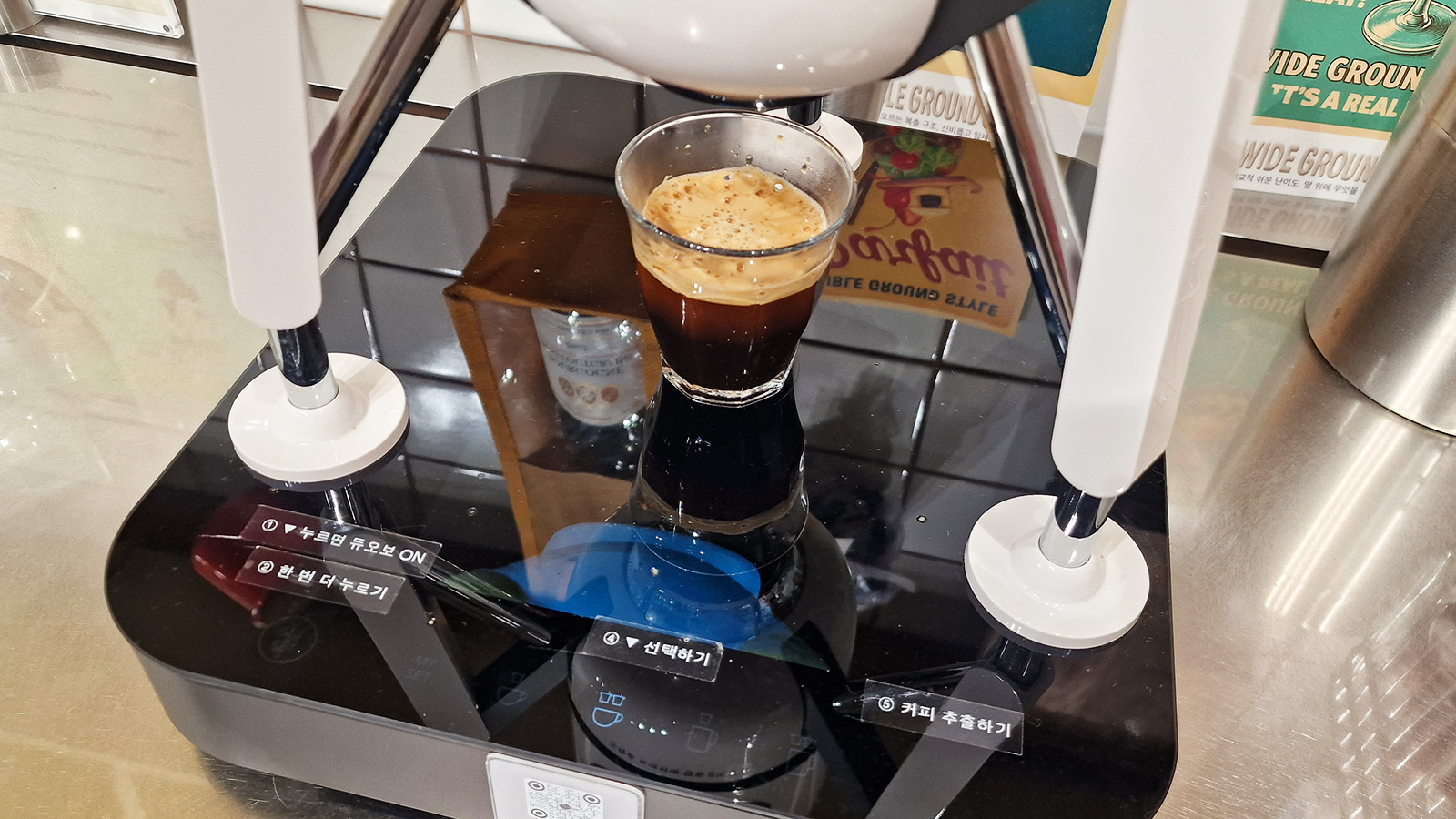 LG Duobo coffee robot