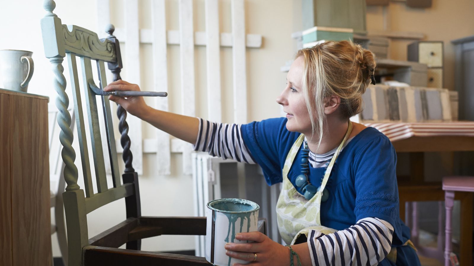 Silla de pintura mujer en taller