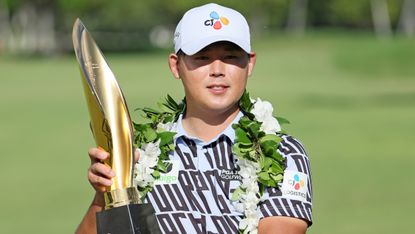 Si Woo Kim with the trophy after his win at the 2023 Sony Open In Hawaii