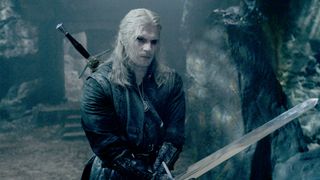 Geralt of Rivia håller sitt svärd när han förbereder sig för att slåss i The Witcher säsong 3