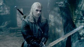 Geralt de Rivia sujeta su espada y se prepara para la batalla en la temporada 3 de The Witcher